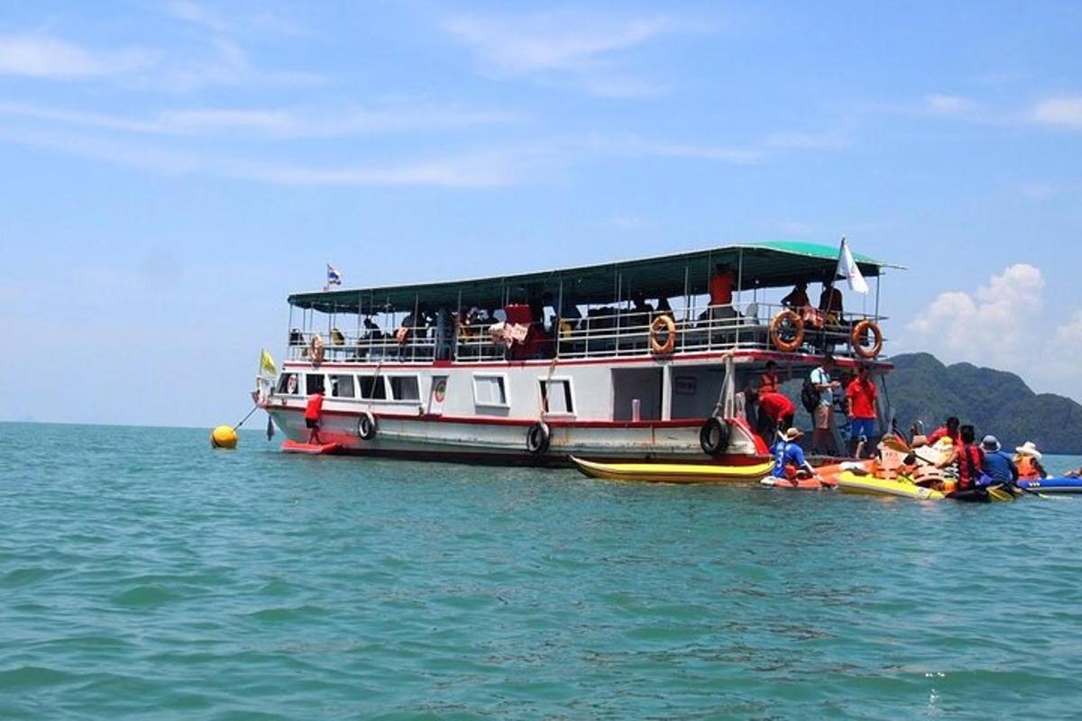 um grupo de pessoas em um barco na água