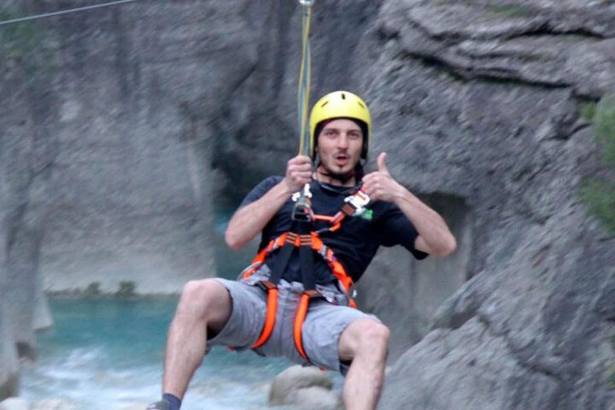 um homem de capacete segurando uma corda