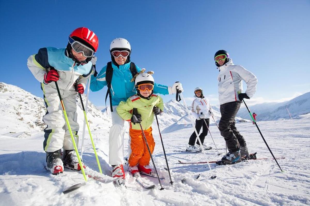 un gruppo di persone sugli sci sulla neve