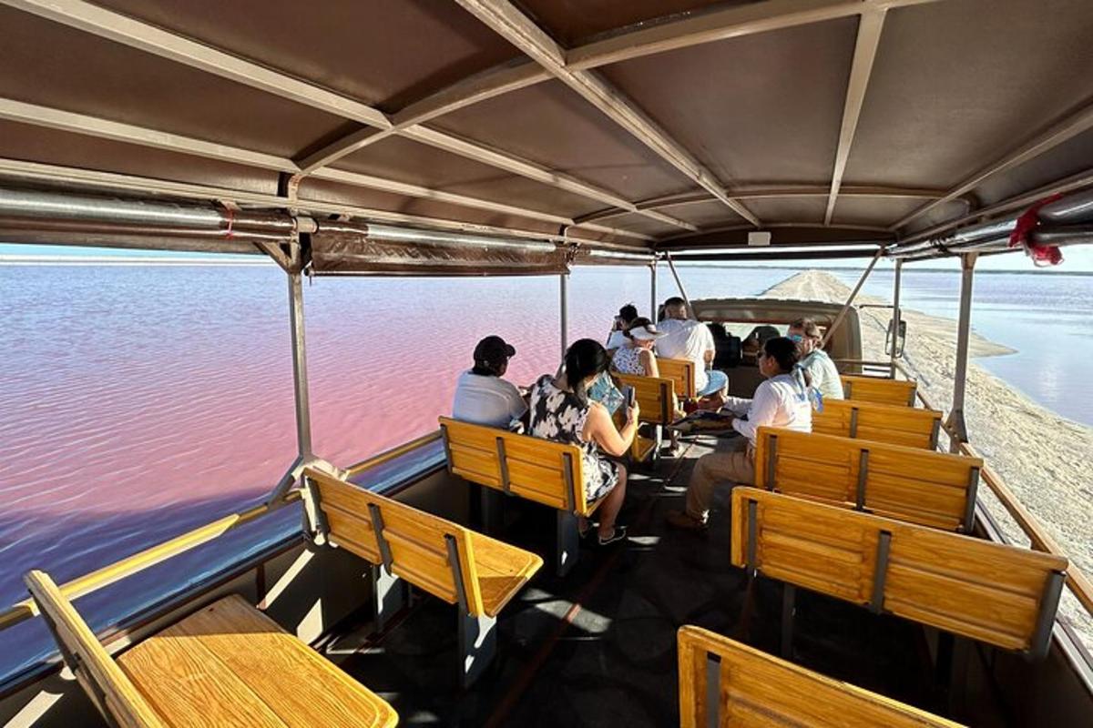 Un grupo de personas sentadas en un barco en el agua.