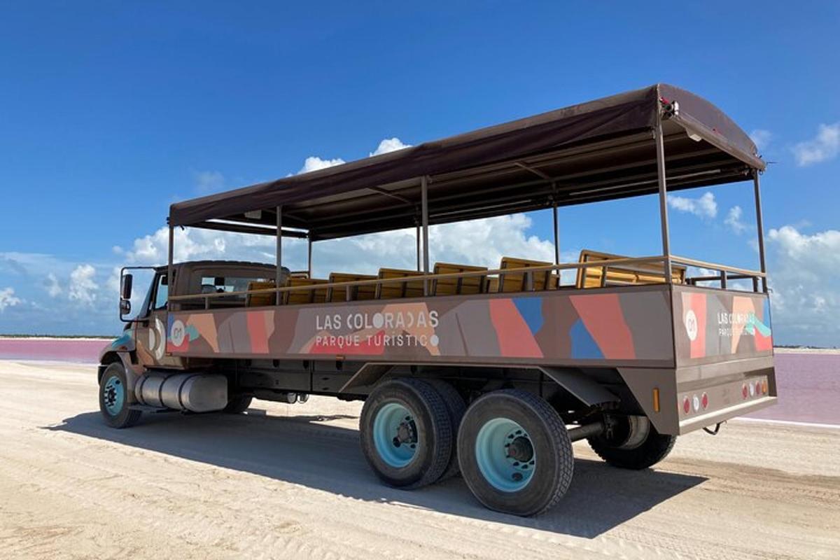Un camión militar está estacionado en la playa.