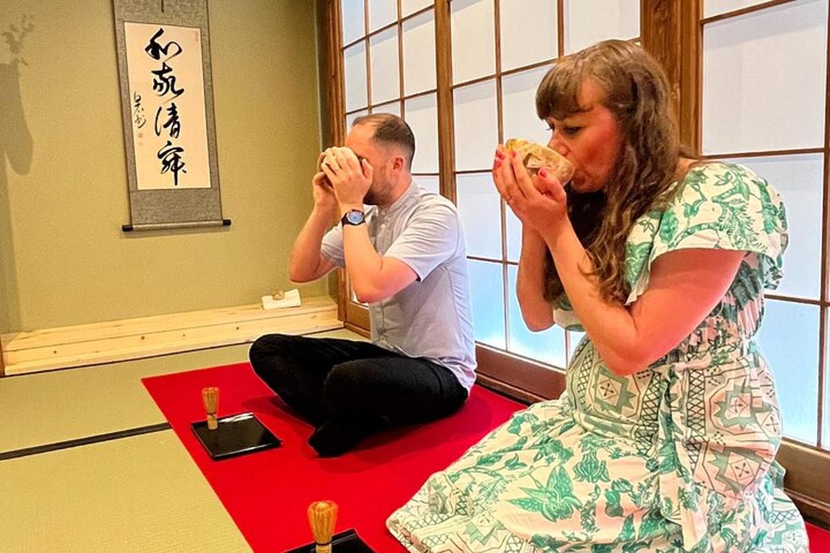 一男一女在镜子前吃食物