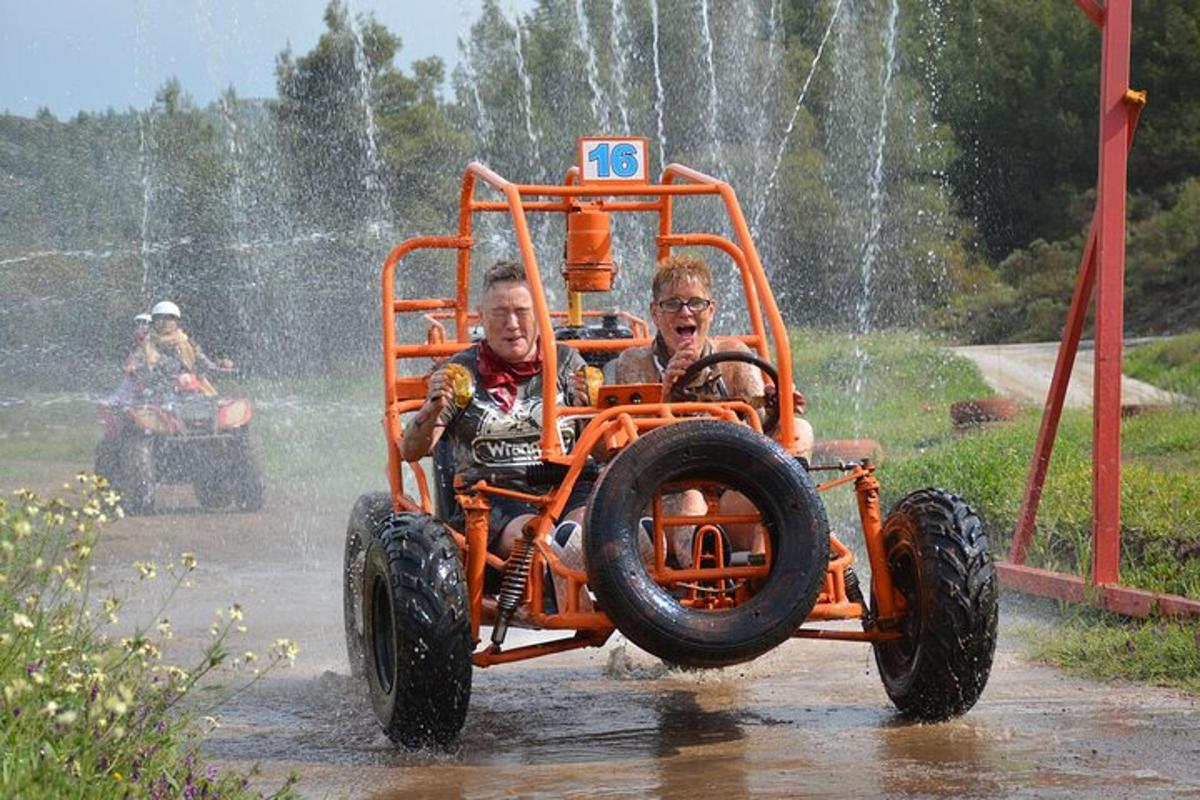 kaks meest sõidavad ATV-ga mudas