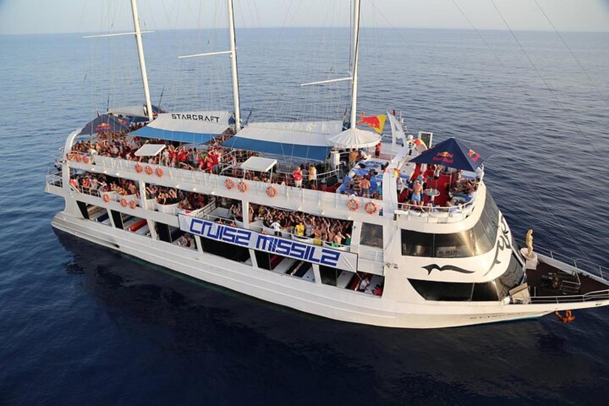 een grote boot vol mensen op het water