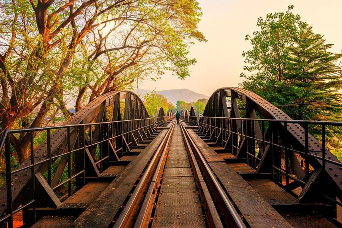 un pod peste un râu cu șine de tren