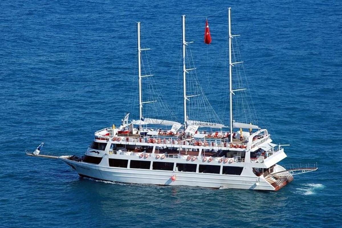 een grote witte boot midden op het water