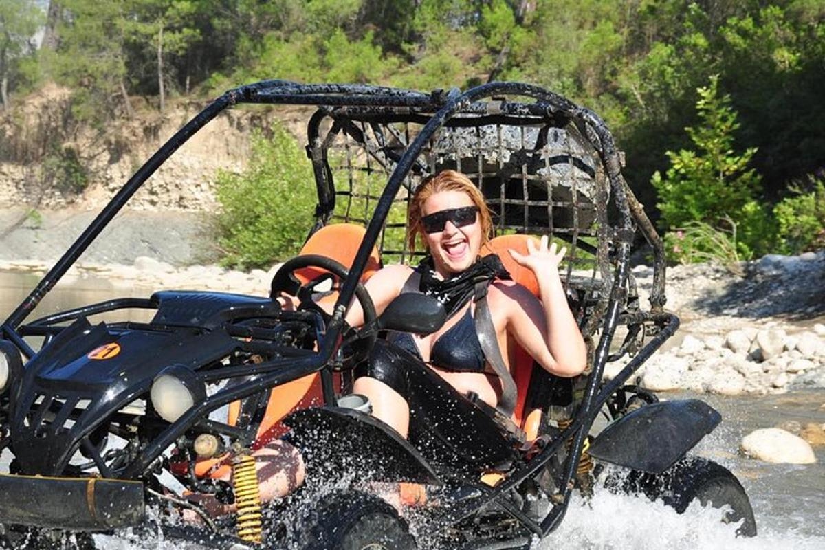 naine istub ATV-s vees