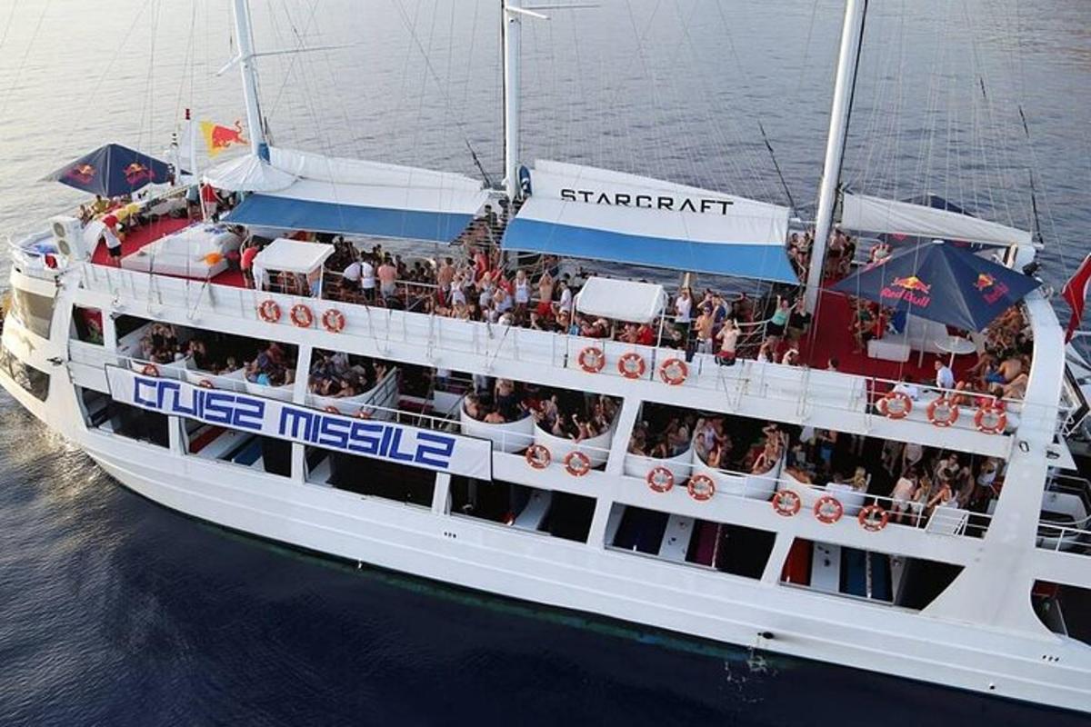 een veerboot vol mensen op het water