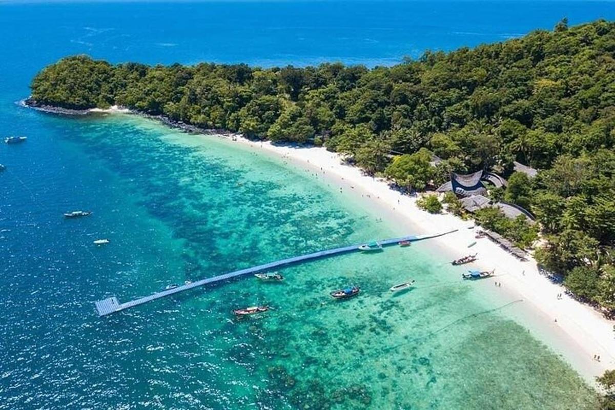 Una vista aérea de una playa con barcos en el agua.