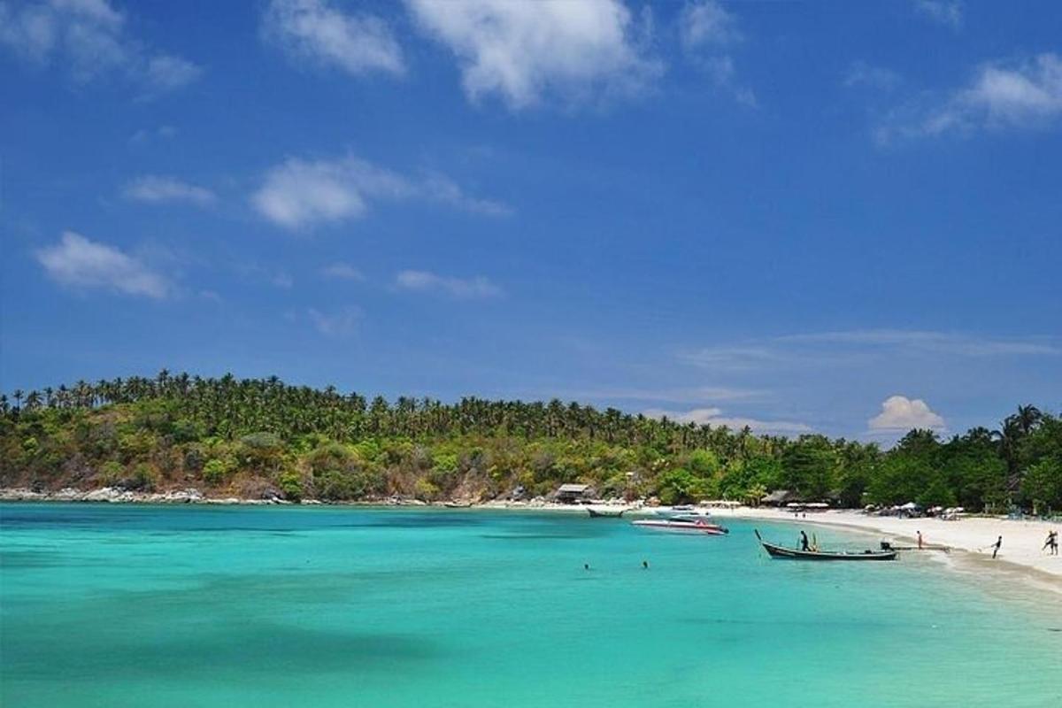 una playa con dos barcos en el agua