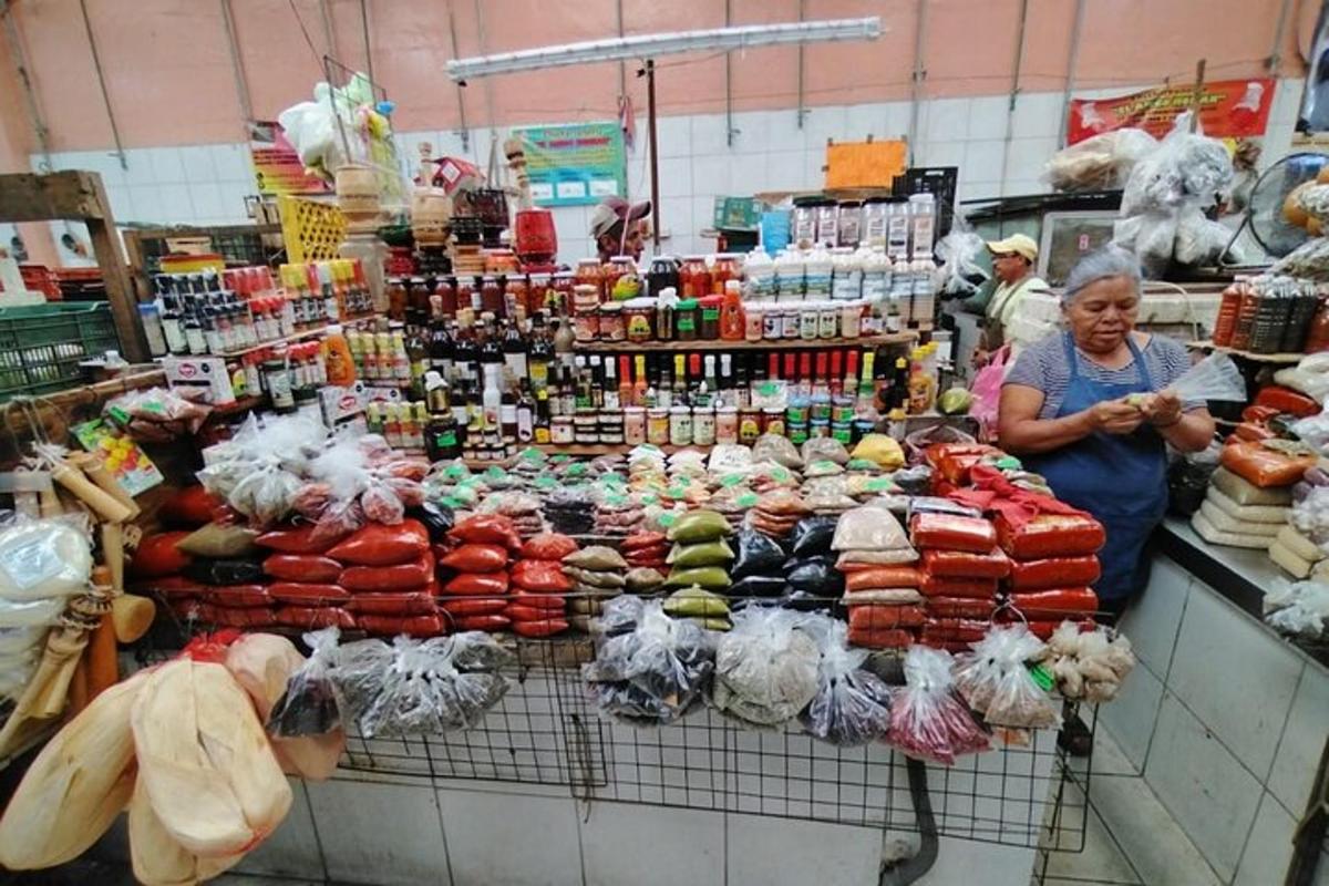 seorang wanita berdiri di pasar dengan paparan sayur-sayuran