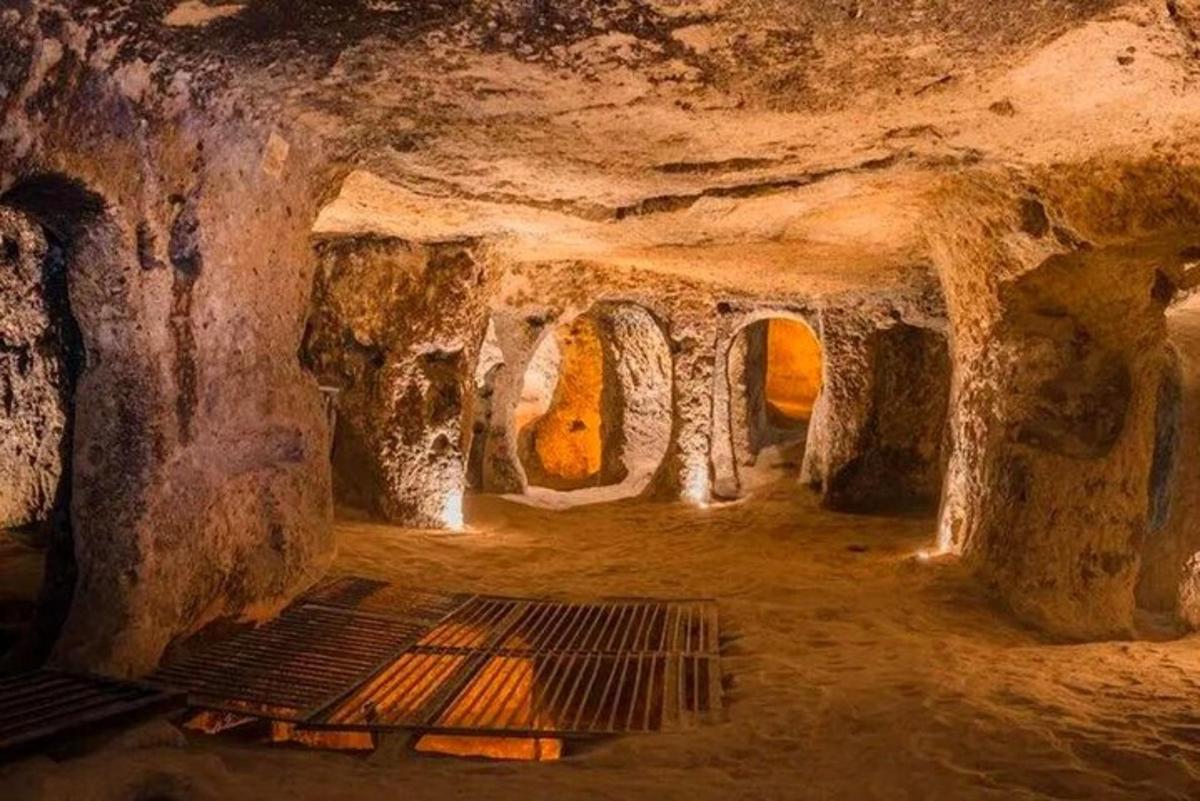 μια σπηλιά με μια σκάλα στη μέση της