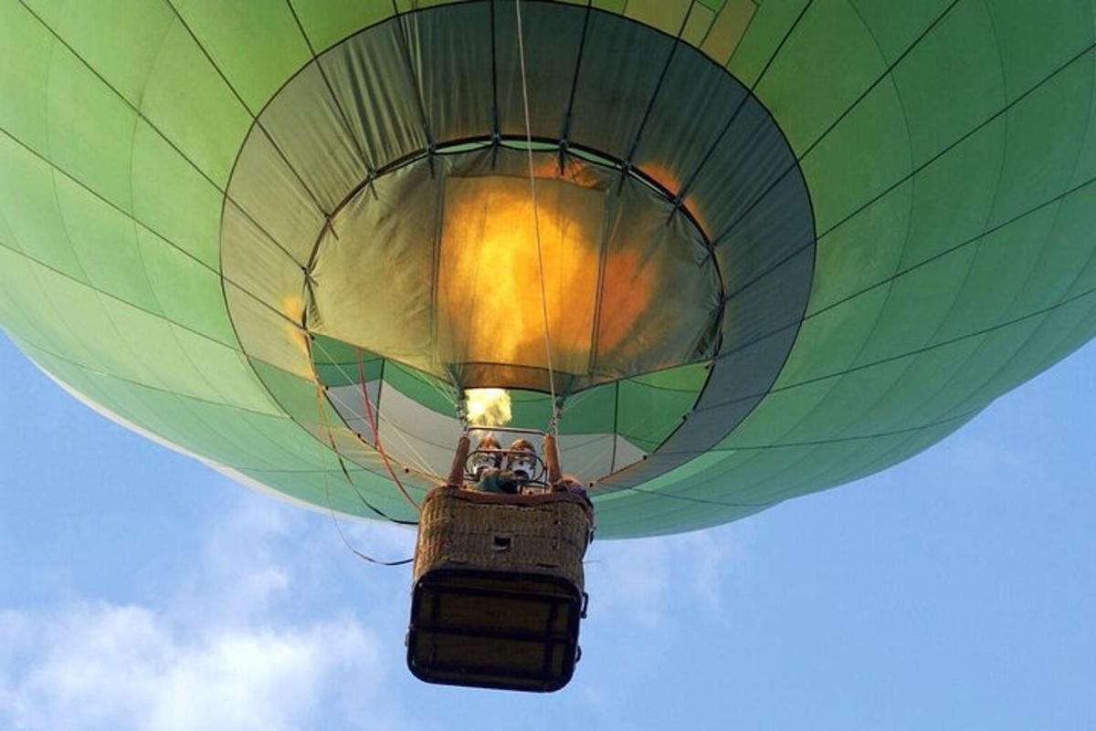 un balon cu aer cald zburând pe cer