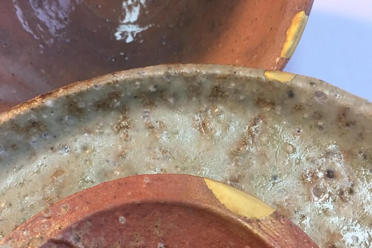 una olla rovellada sobre una taula