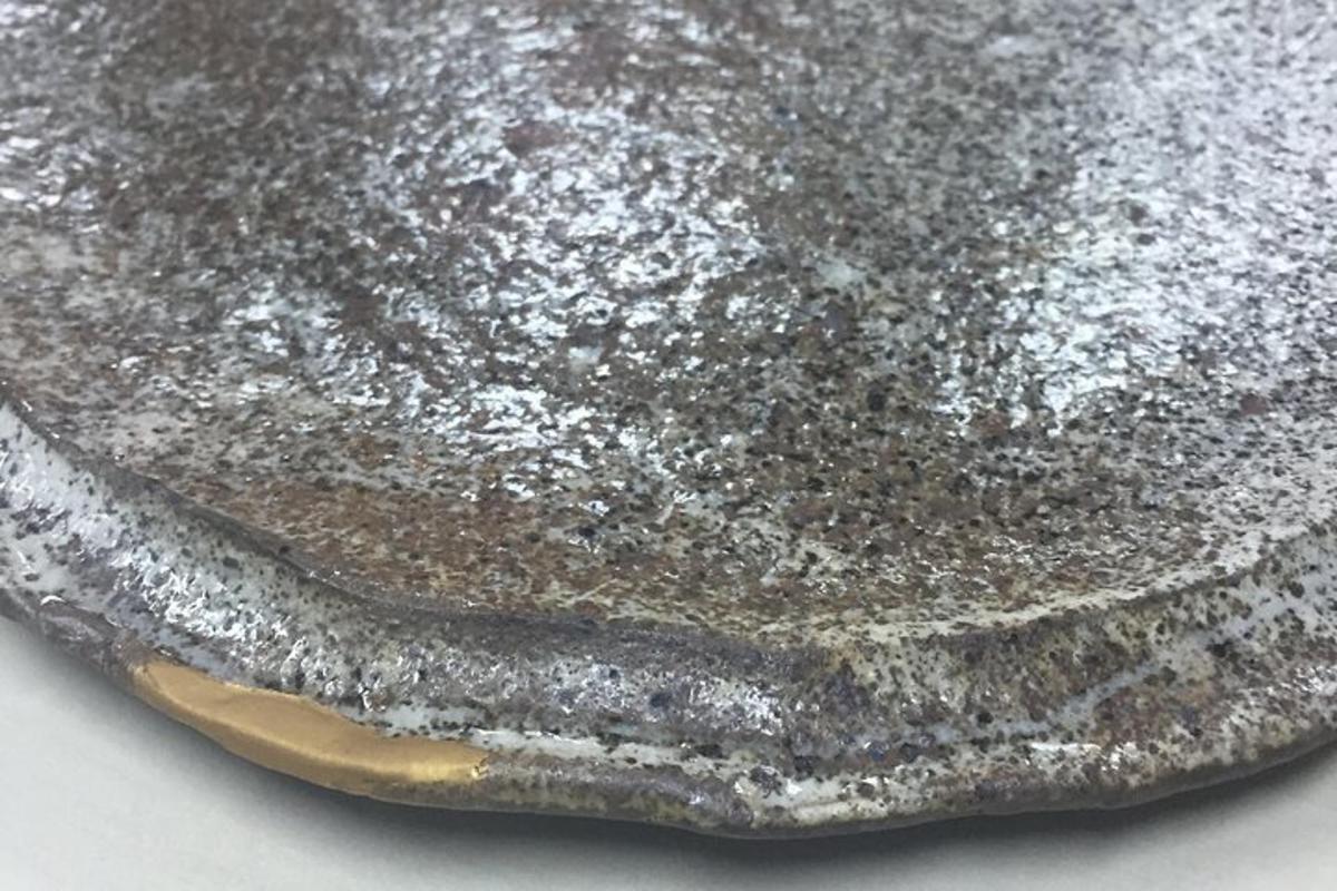 un barret cobert de sucre glaç sobre una taula