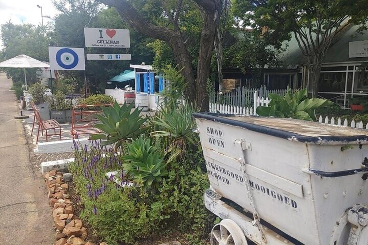 ένα παλιό άσπρο καρότσι στην άκρη ενός δρόμου