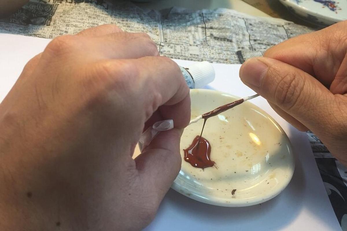 Egy személy egy tányéron lévő csokoládédarabot eszik