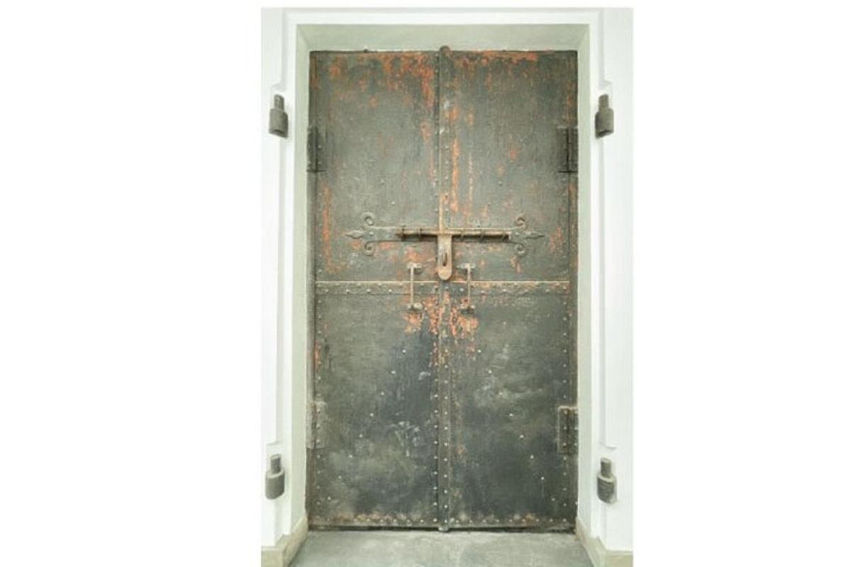 una porta de fusta antiga amb una creu