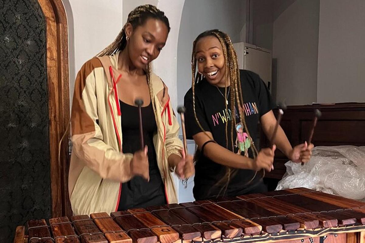dues dones dretes al costat d'una taula amb xocolata