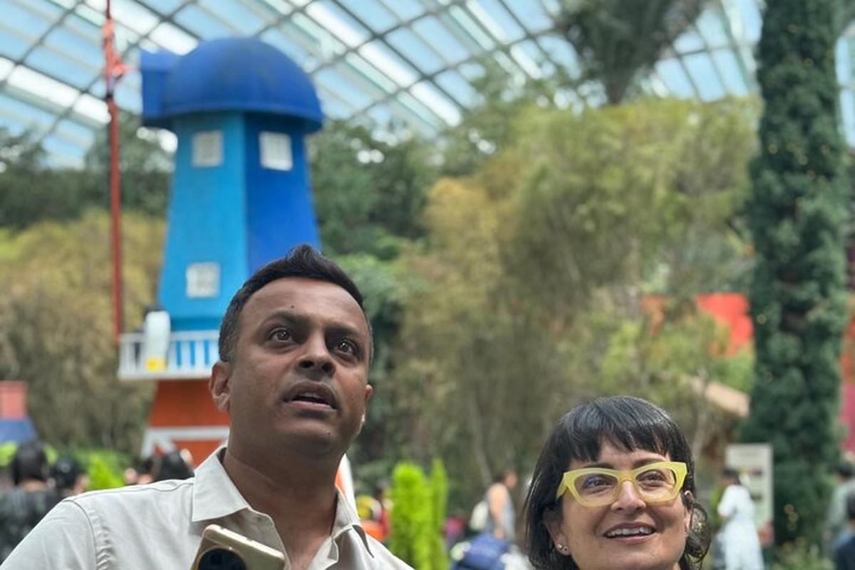 un uomo e una donna in piedi in un giardino