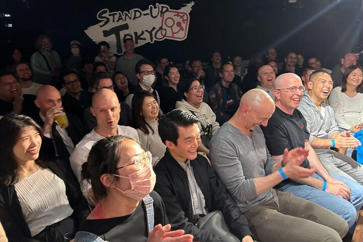 Un grupo grande de personas sentadas en una audiencia.