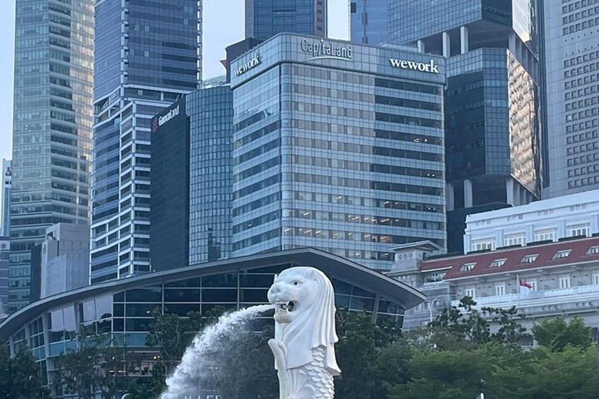 patung beruang kutub di depan kota