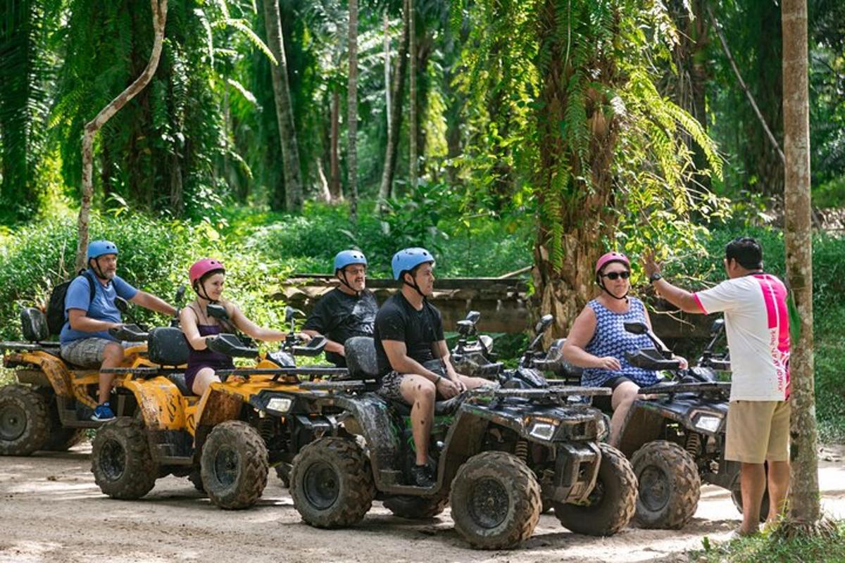um grupo de pessoas andando de quadriciclo na floresta