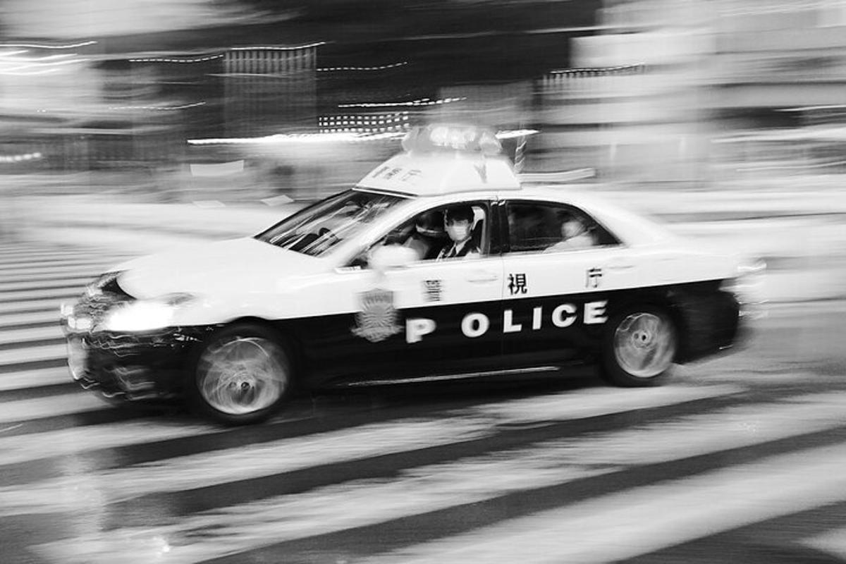 um carro de polícia está dirigindo por uma rua