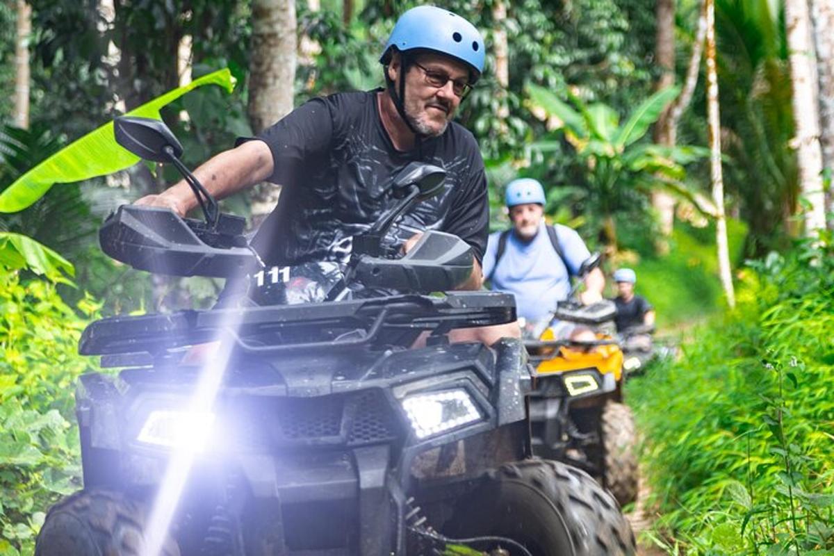 dois homens andando de quadriciclo na floresta