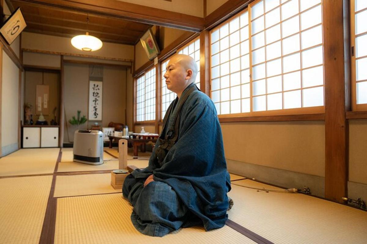 部屋の床に座っている僧侶