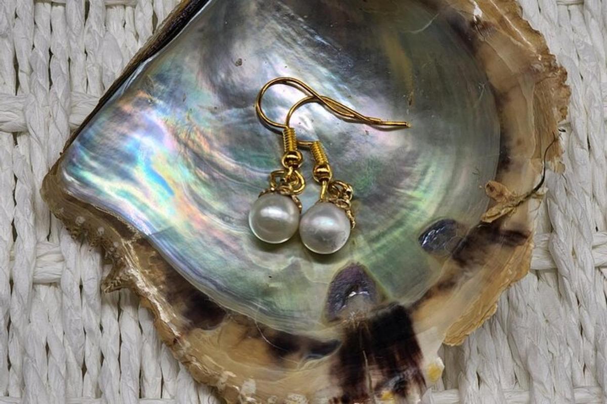 un parell d'arracades de perles en un objecte de vidre