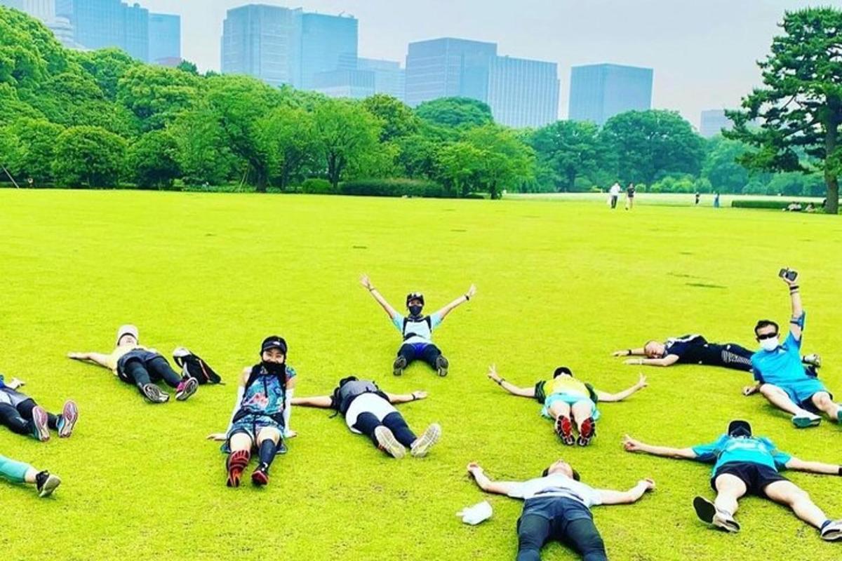 sekumpulan orang berbaring di atas rumput di sebuah taman