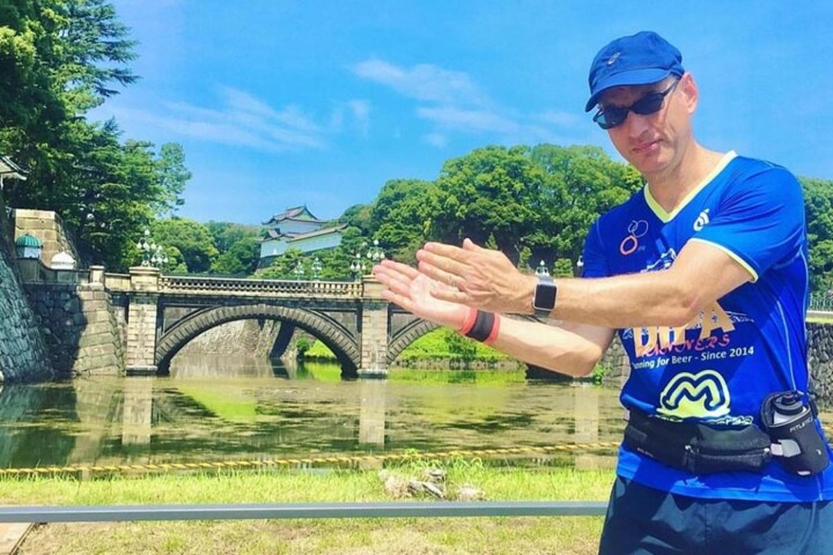 seorang lelaki berdiri di hadapan sungai dengan jambatan