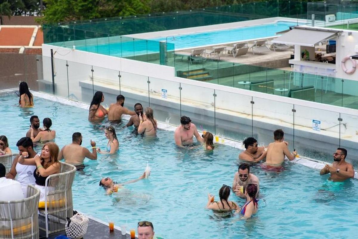 un grup de oameni într-o piscină