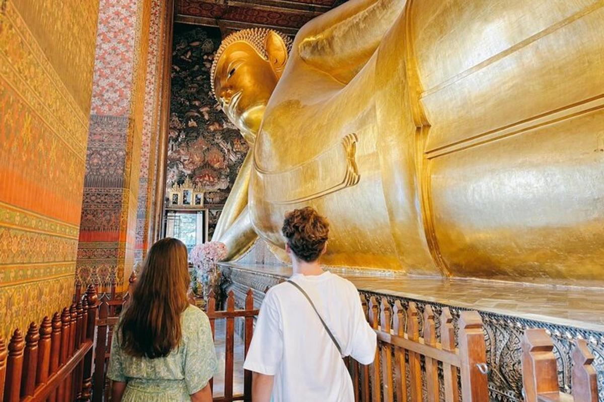 금상(金像)을 바라보며 계단을 오르는 두 사람