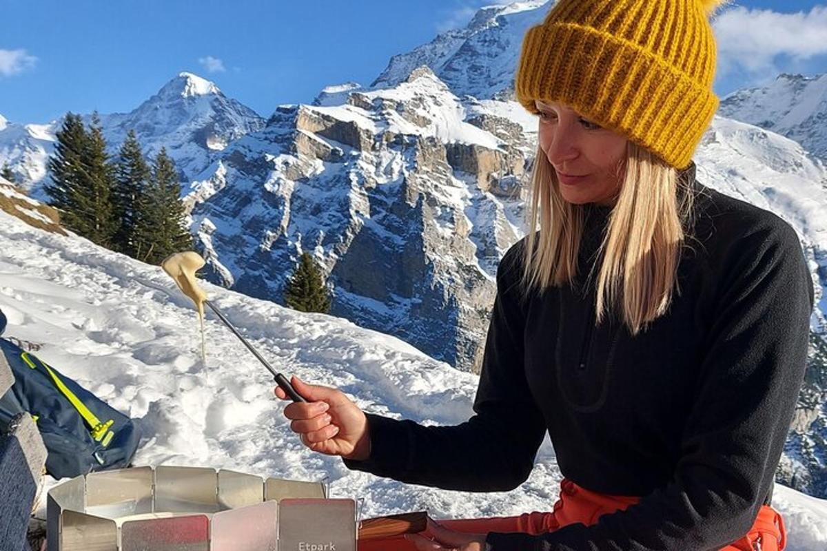 žena v klobouku držící nůž ve sněhu