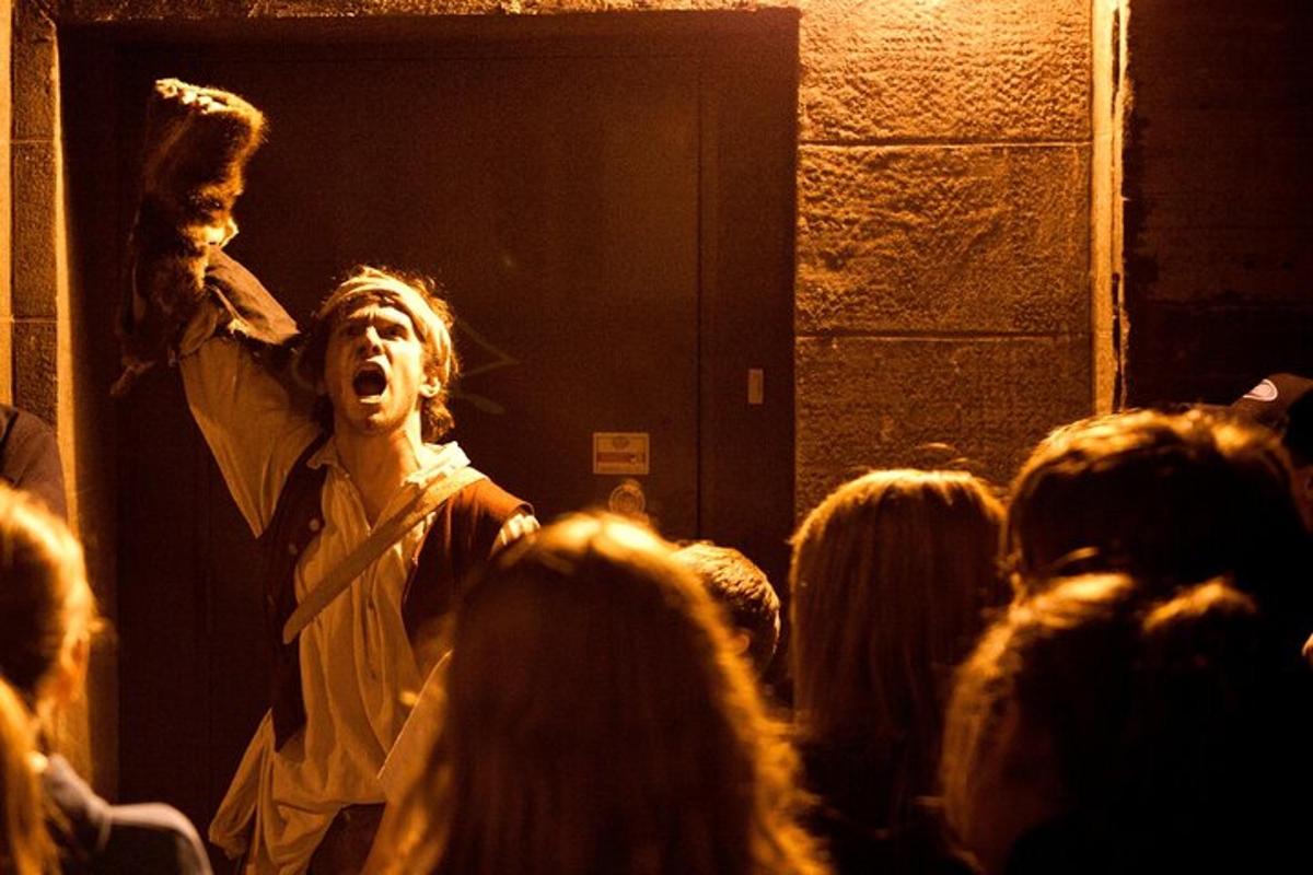 un uomo in piedi davanti a una folla di persone