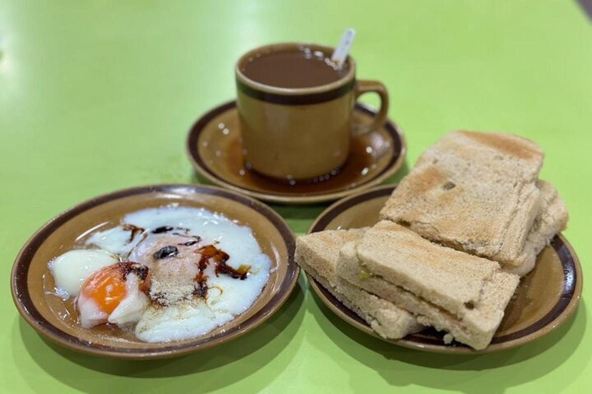 Tveir diskar af eggjum og ristuðu brauði með bolla af kaffi
