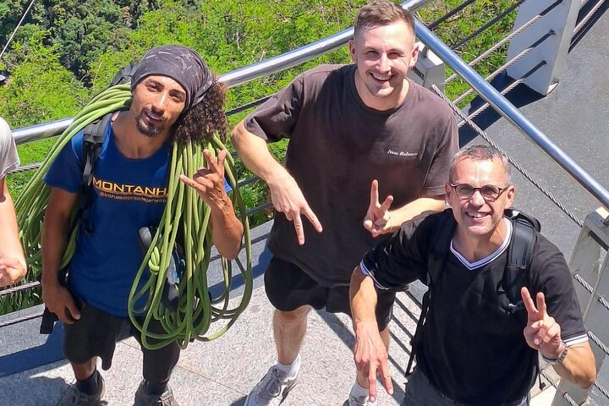 hópur þriggja manna sem ganga niður stiga