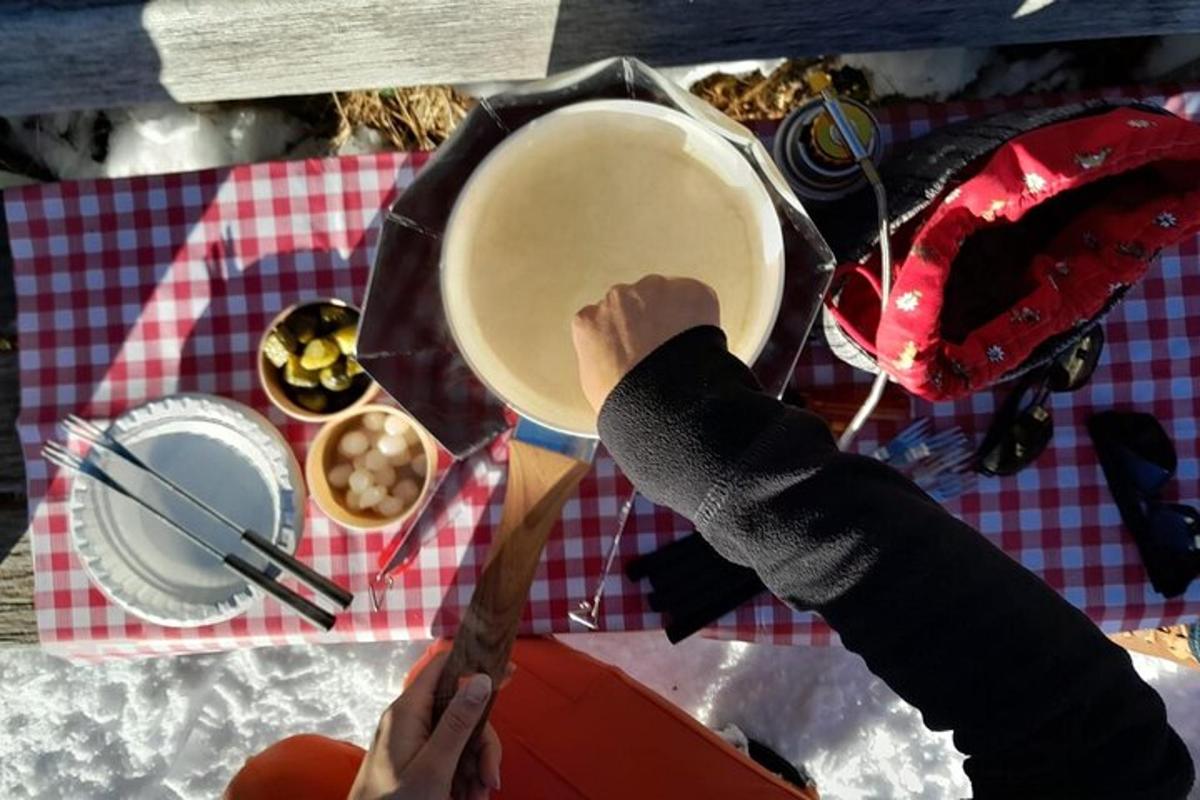 osoba držící misku s jídlem na stole