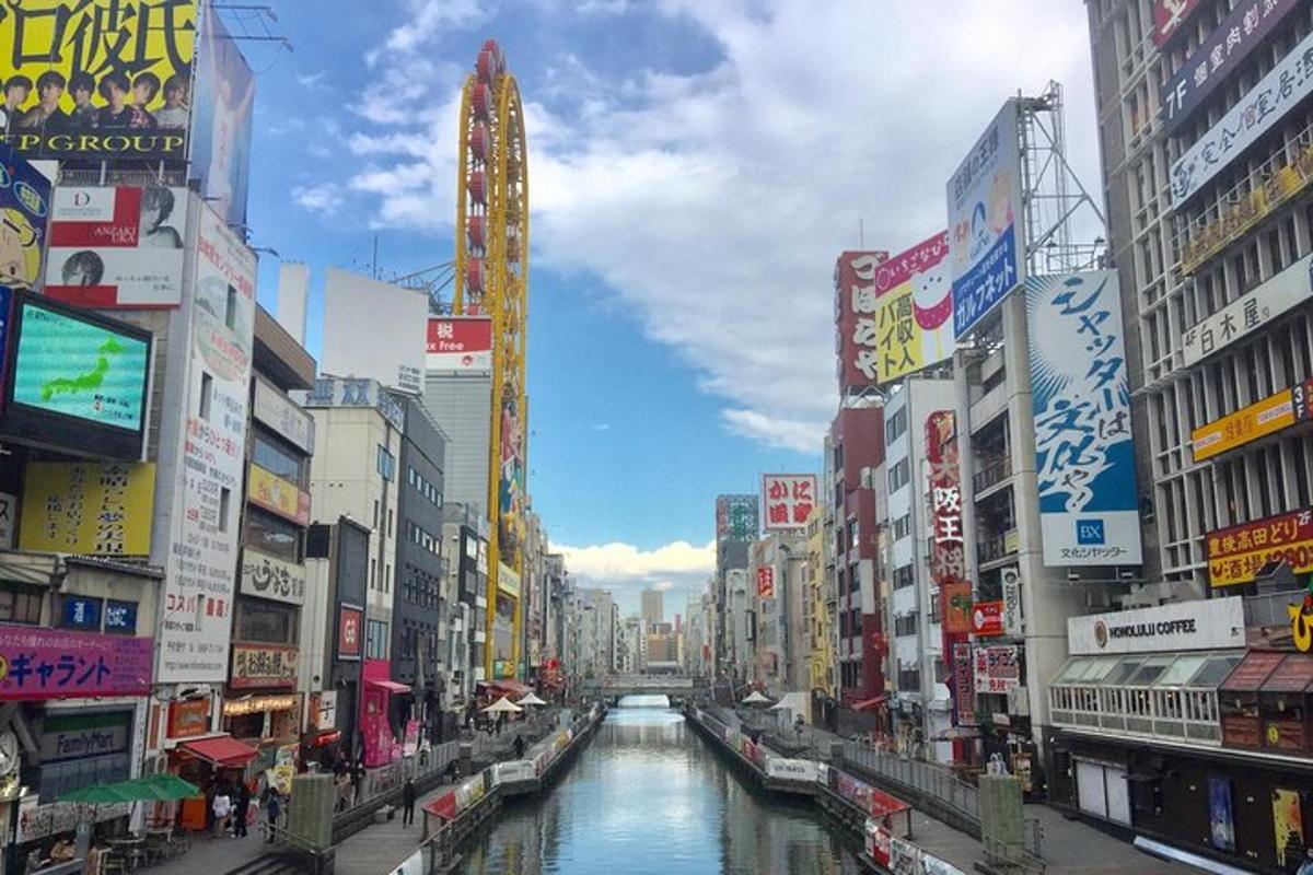 un río en una ciudad con muchos edificios