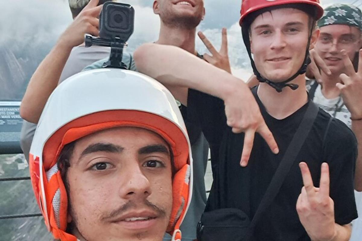 hópur manna í köfunarbúnaði með myndavél