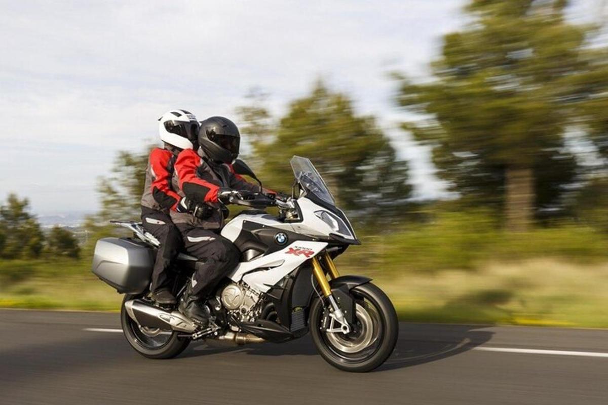 dua orang menunggang motosikal menyusuri jalan