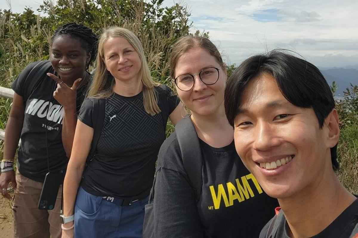 um grupo de pessoas posando para uma foto