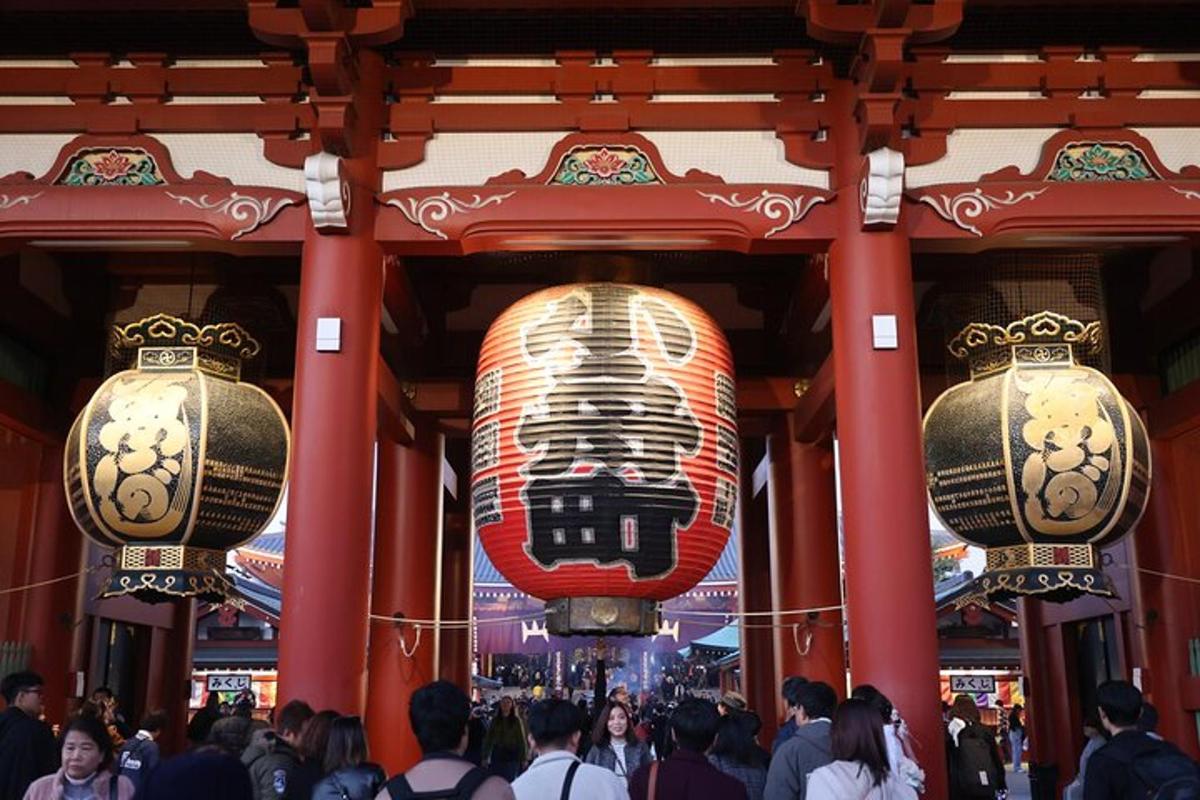 una folla di persone che camminano all'interno di un tempio