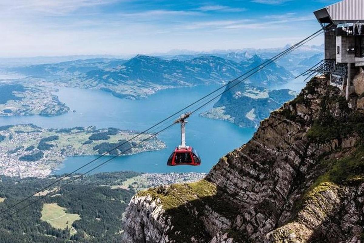 una funivia sul bordo di una montagna
