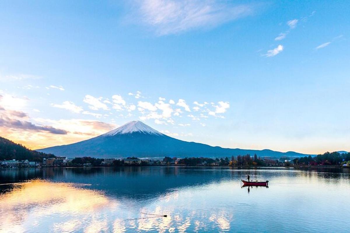 una muntanya en un llac amb un vaixell a l'aigua