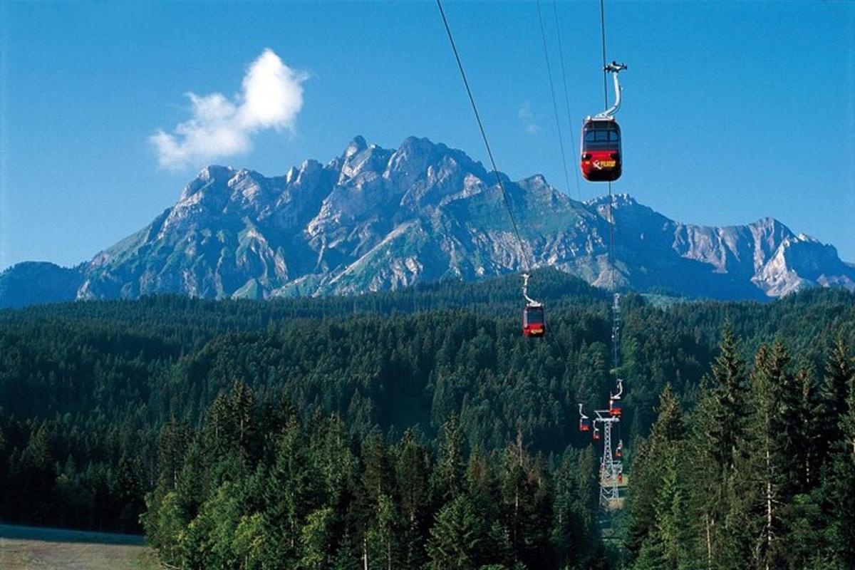 due gondole che volano in aria sopra una montagna