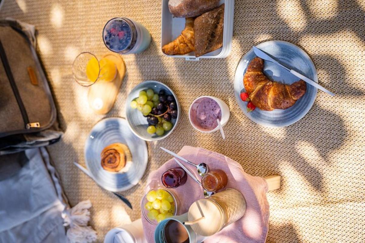 un tavolo sormontato da piatti di cibo e ciotole di frutta