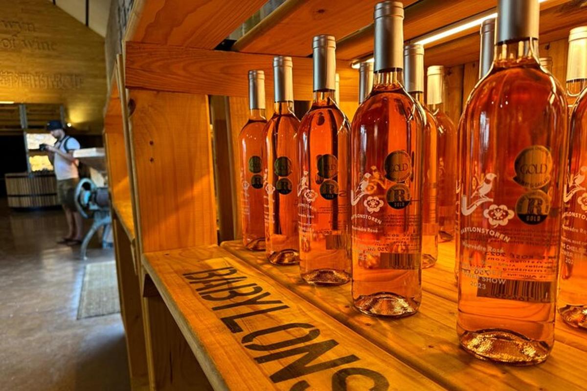 uma fileira de garrafas de álcool em um balcão de madeira